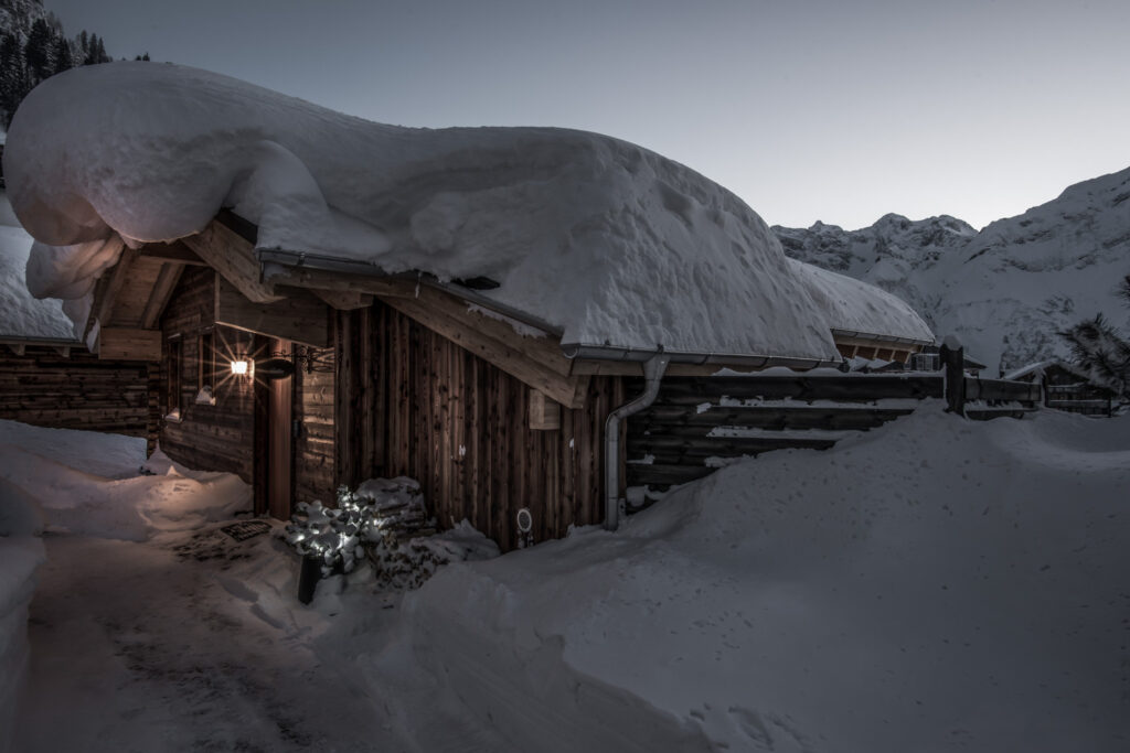 verschneites Chalet bei Nacht