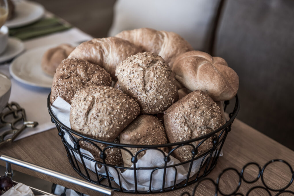 Korb mit verschiedenen Brötchen