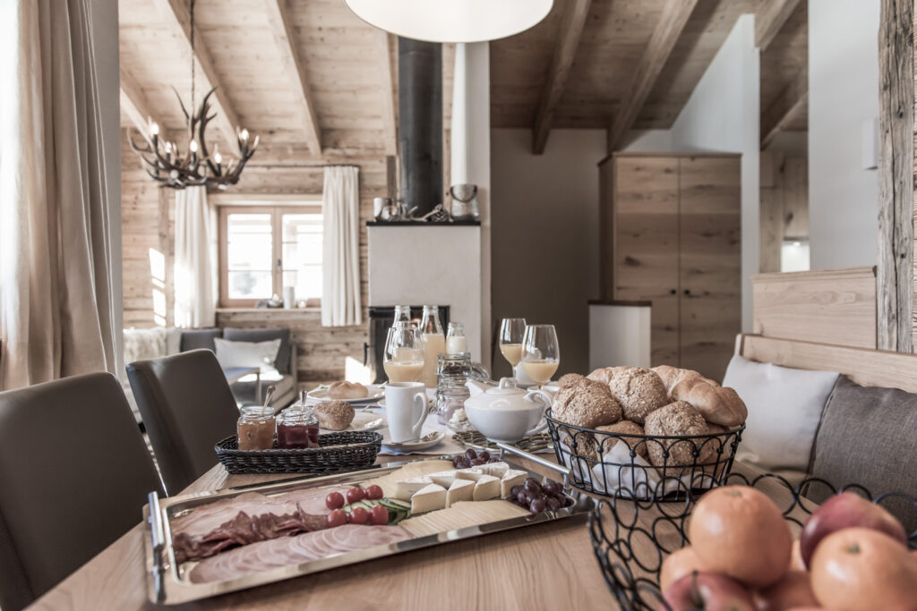 gedeckter Frühstückstisch im Chalet