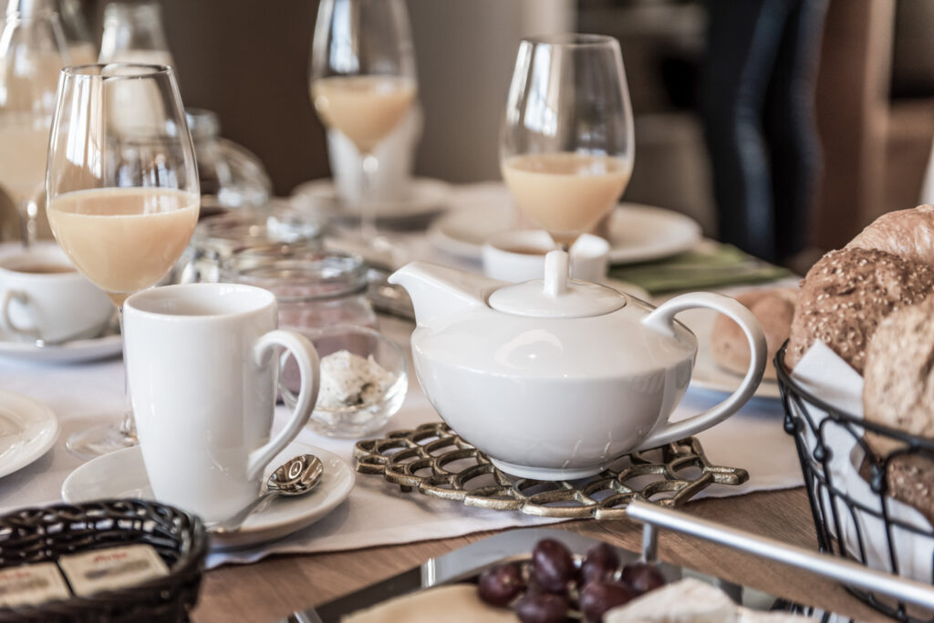 gedeckter Frühstückstisch mit Orangensaft