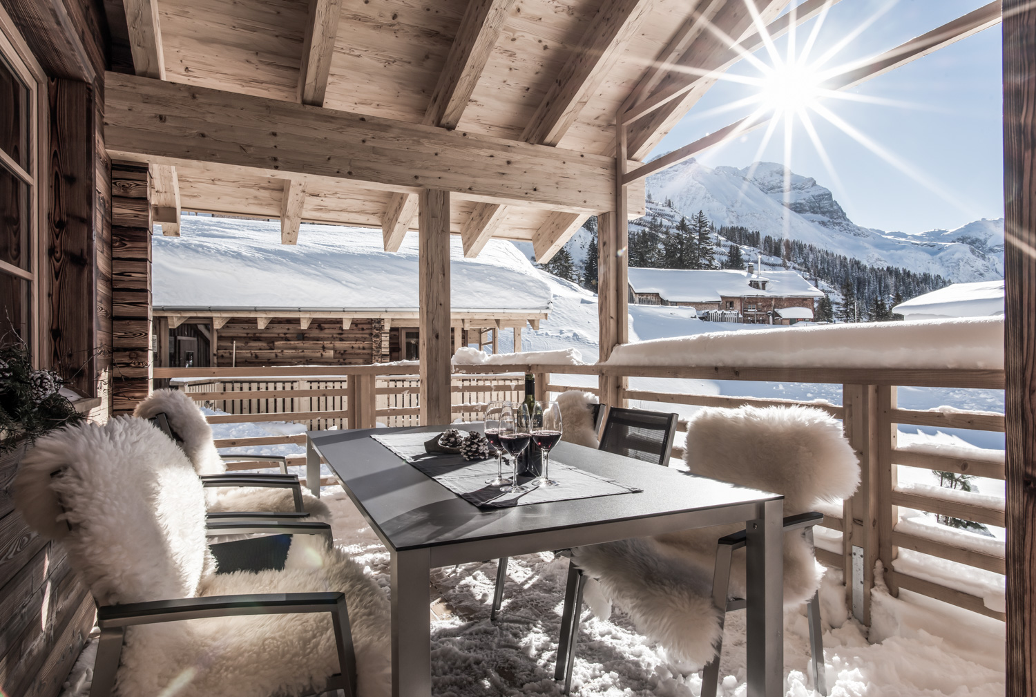 Blick auf Terrasse im Winter | Chaletdorf in Vorarlberg