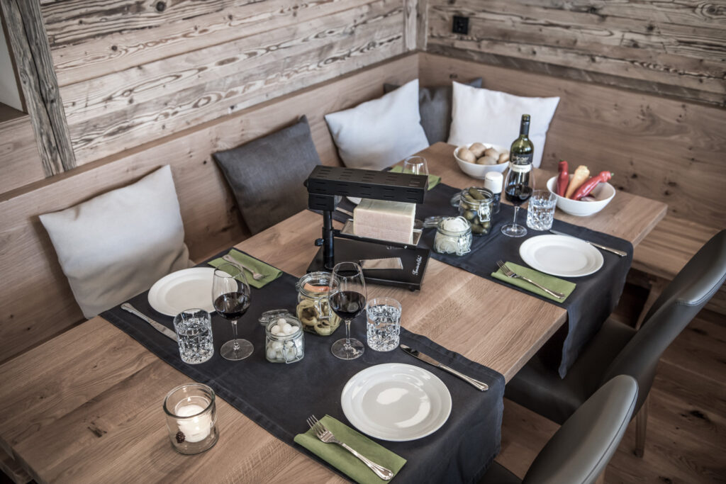gedeckter Tisch mit Raclette