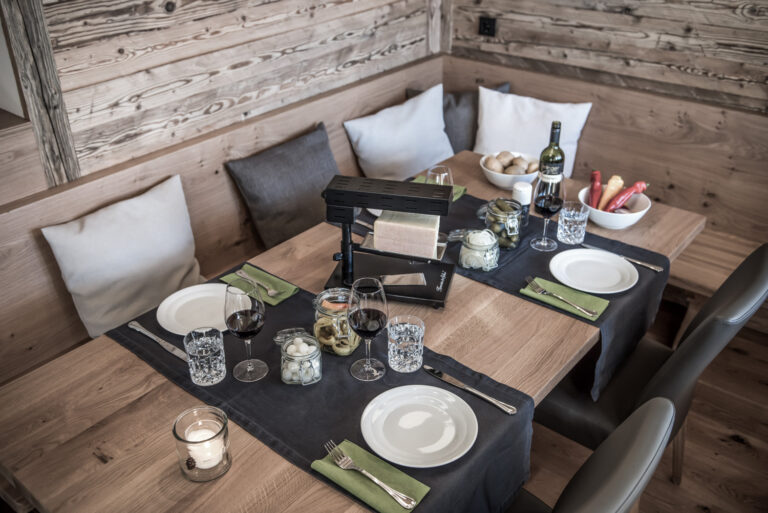 gedeckter Tisch mit Raclette