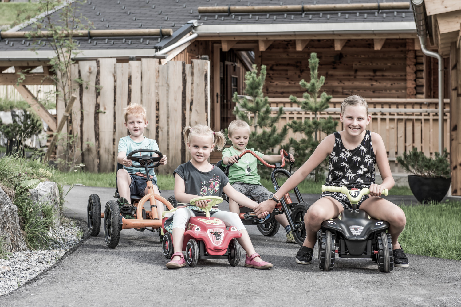 Kinder auf Bobbycars | Familien Urlaub Bregenzerwald