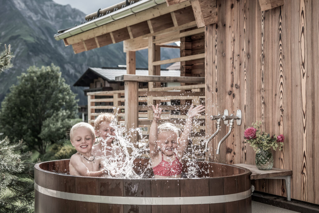 Badespaß im privaten Badezuber auf der Terrasse | Sommerurlaub mit Kindern