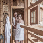 Paar kommt aus Sauna