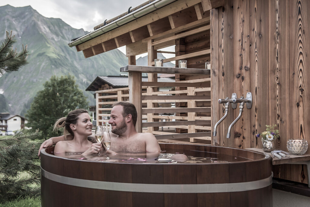 Paar im Hot Pot | Chalet mit Sauna am Arlberg