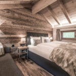 Schlafzimmer mit Sofa | Chaletdorf in Vorarlberg
