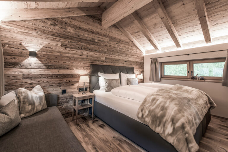 Schlafzimmer mit Sofa | Chaletdorf in Vorarlberg