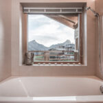 Aussicht von Badewanne auf Berge
