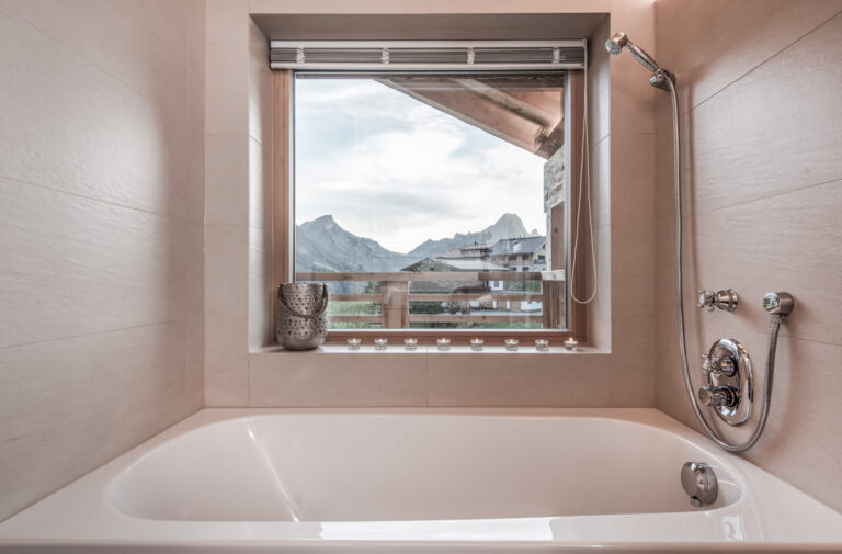 Aussicht von Badewanne auf Berge
