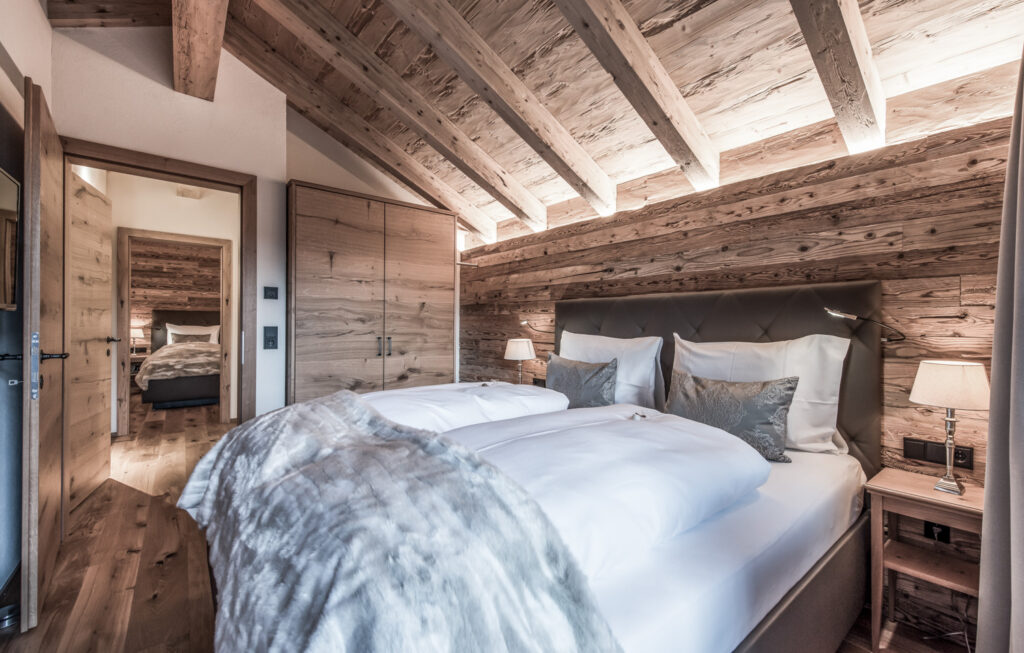 Schlafzimmer mit Holzdecke | Chaletdorf in Vorarlberg