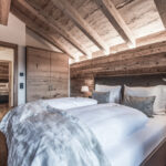Schlafzimmer mit Holzdecke | Chaletdorf in Vorarlberg