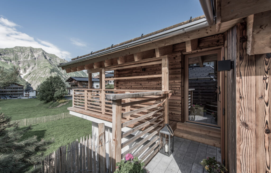 Blick auf Terrasse im Sommer
