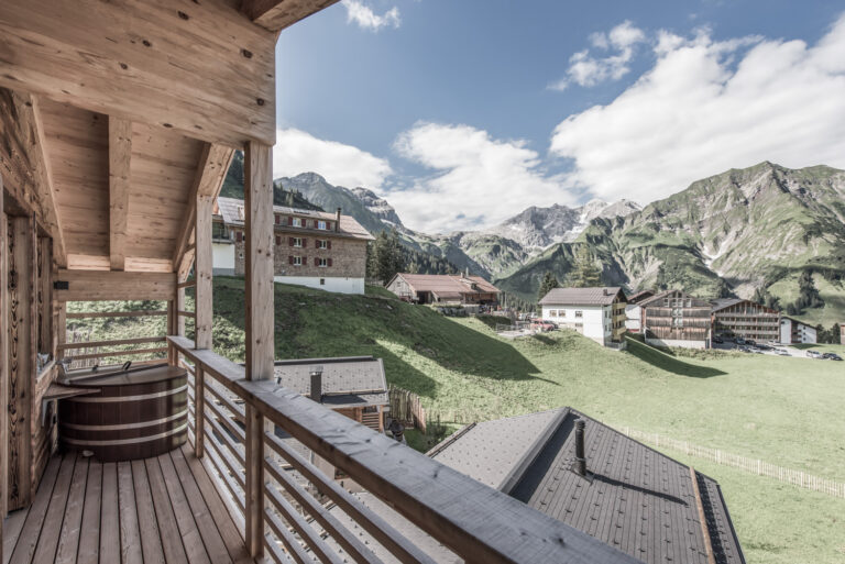 Balkon mit Hot Pot und Ausblick im Sommer | Chalet in den Bergen