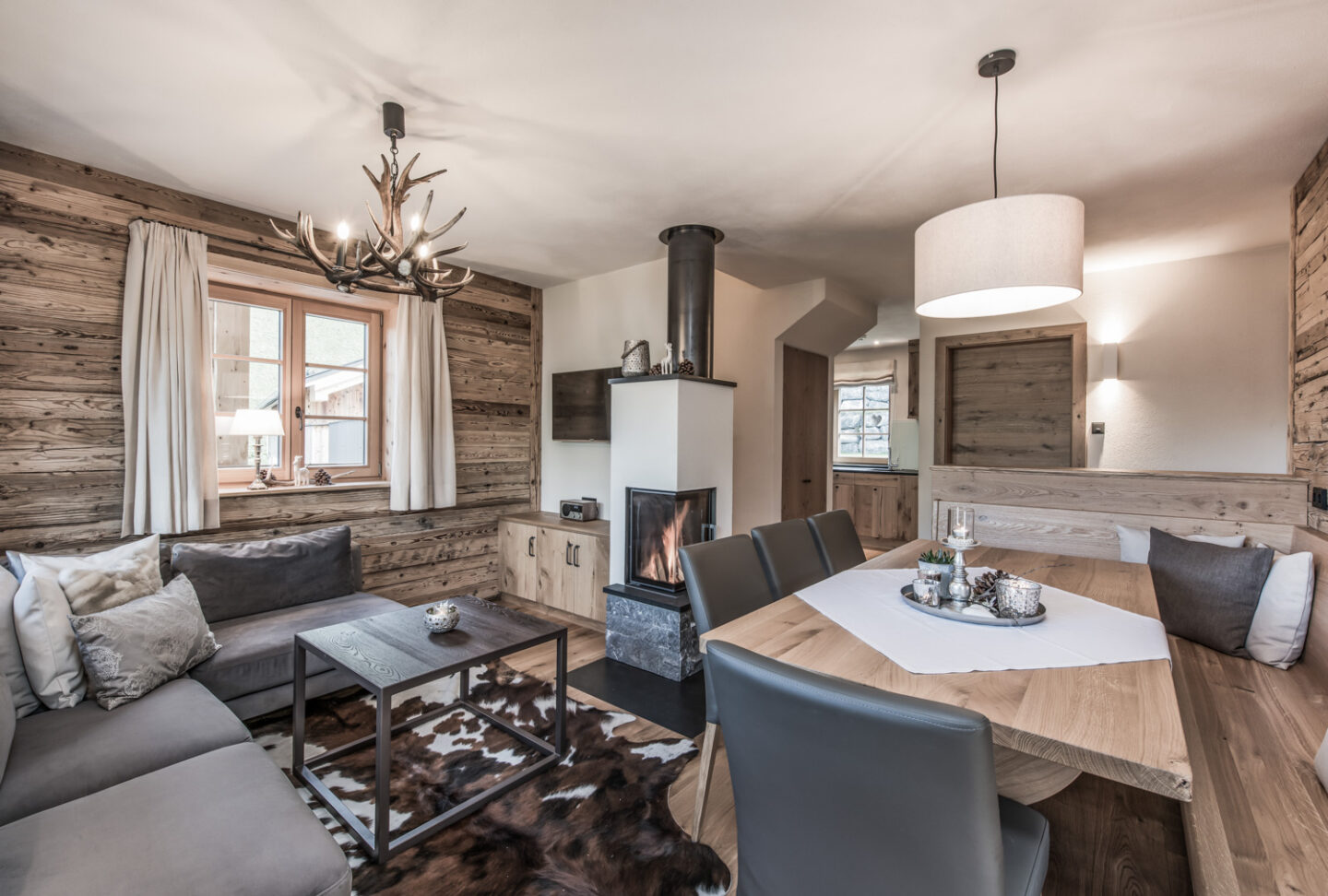 Wohnraum mit Kaminfeuer | Luxus Chalet Bregenzerwald