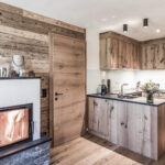 Kamin und Küche im Chalet