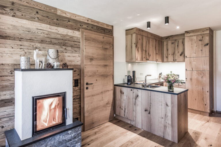 Kamin und Küche im Chalet