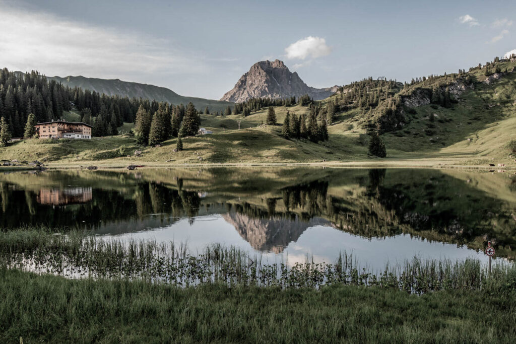 Vordergrund Körbersee Hintergrund Widderstein
