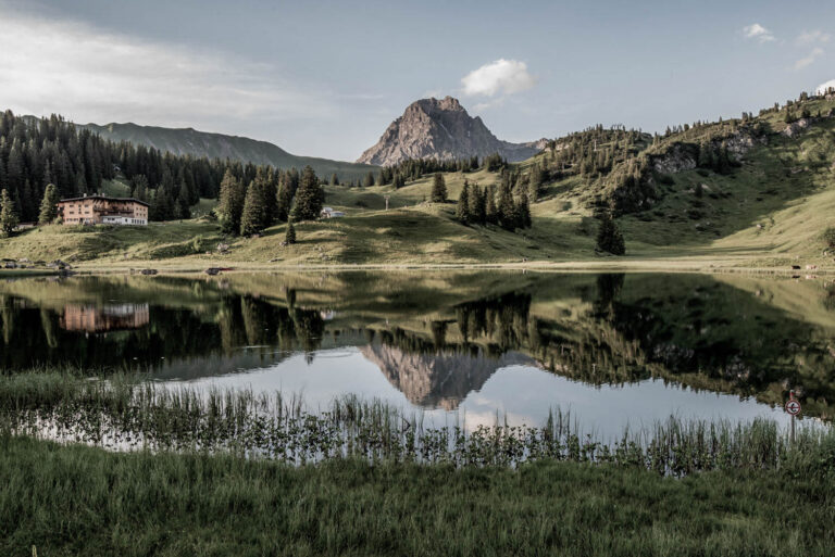 Vordergrund Körbersee Hintergrund Widderstein