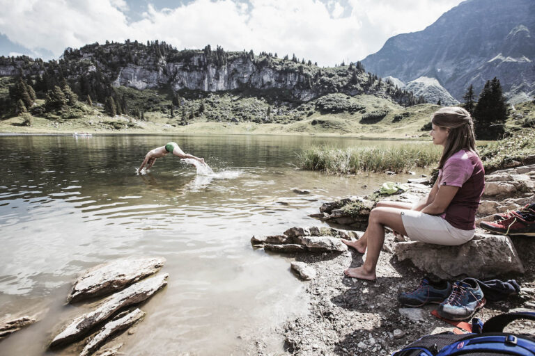 Wanderer hüpft in den Körbersee
