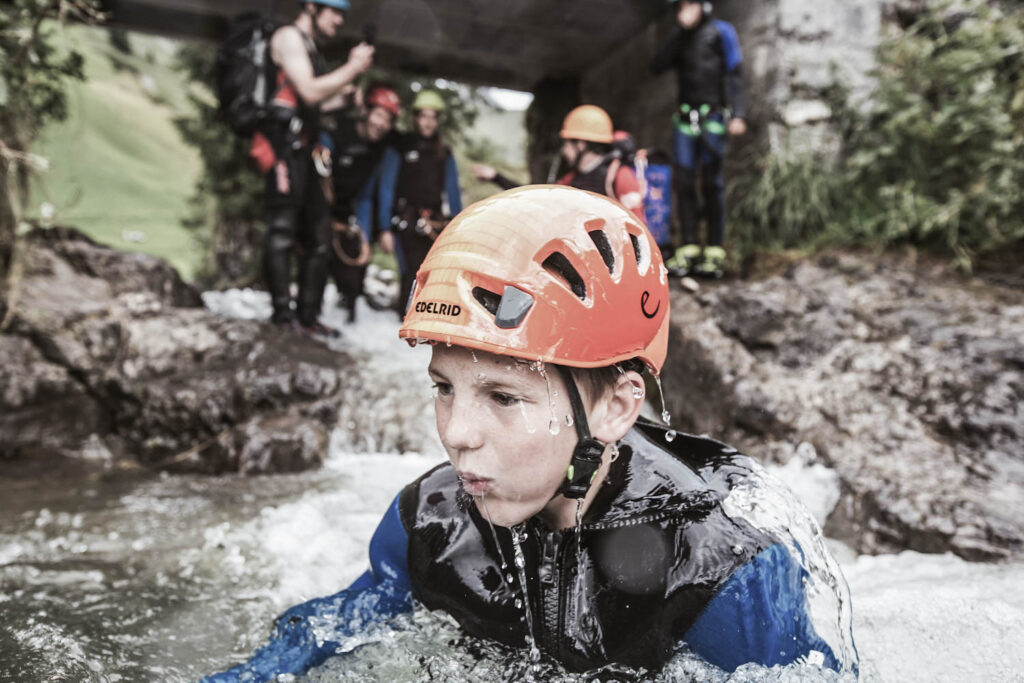 Kind taucht vom Wasser auf | Familien Urlaub Bregenzerwald