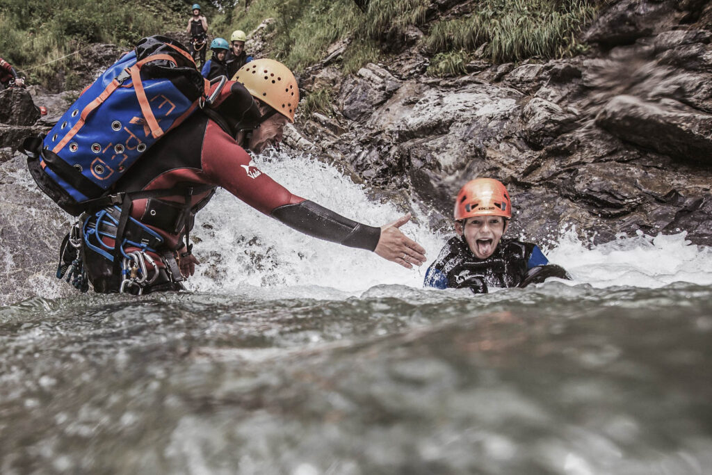Kind hat Spaß beim Canyoning | Familien Urlaub Bregenzerwald