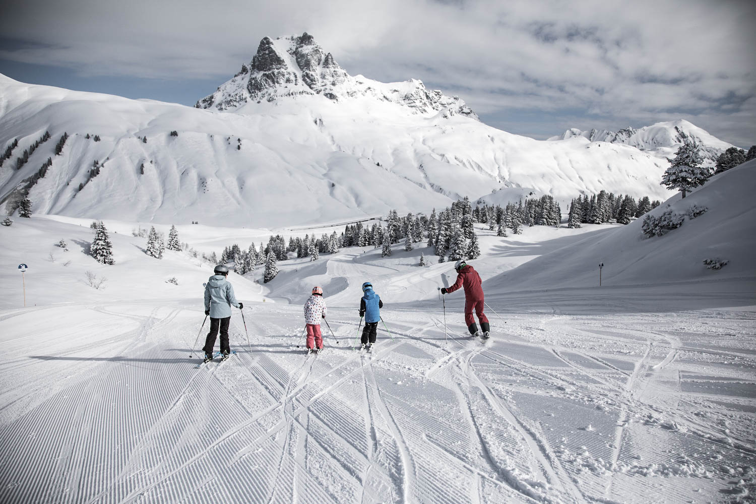 Familie auf der Skipiste | Ski Arlberg - Skifahren
