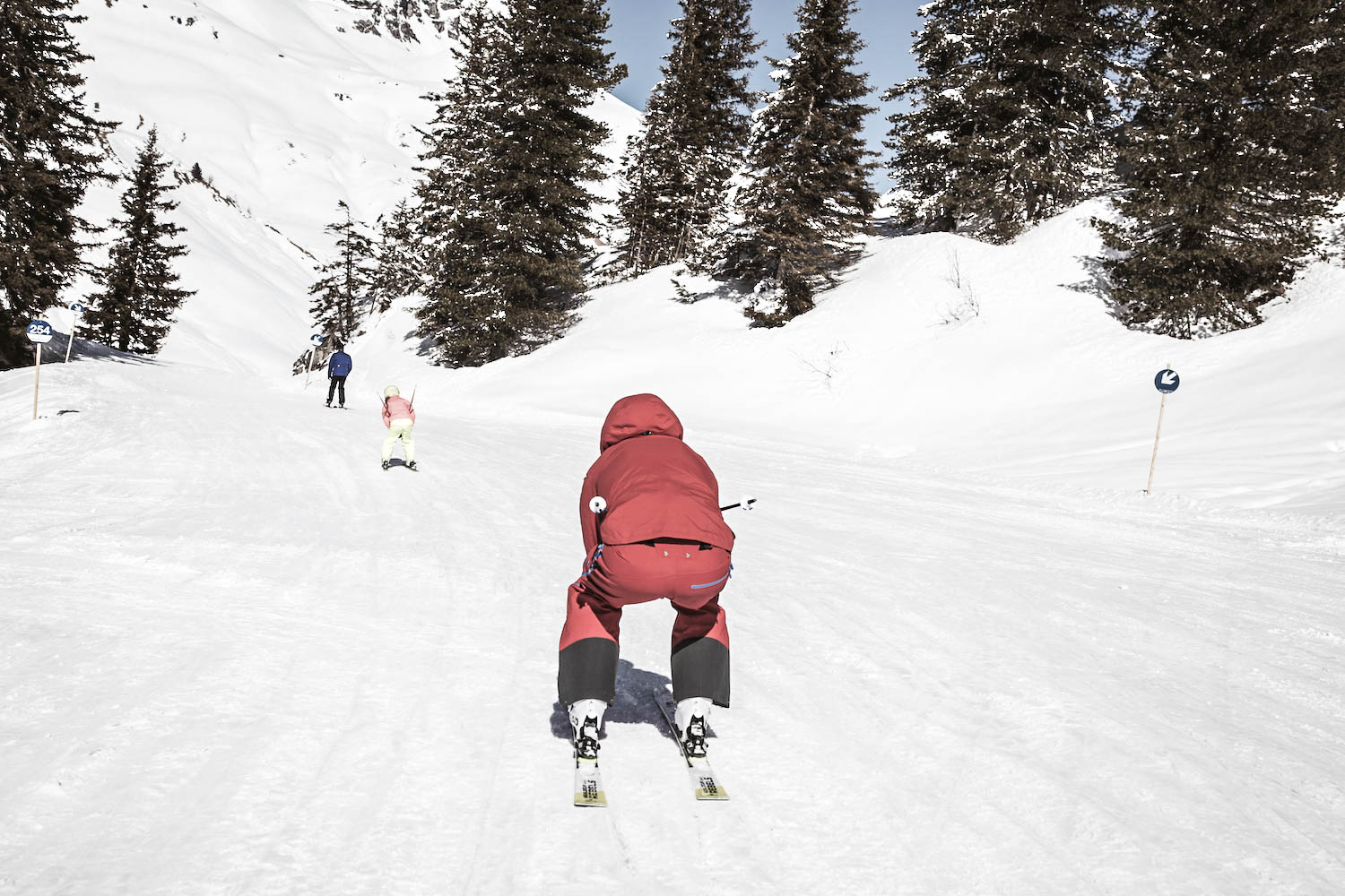 Skifahrer in Hocke von hinten