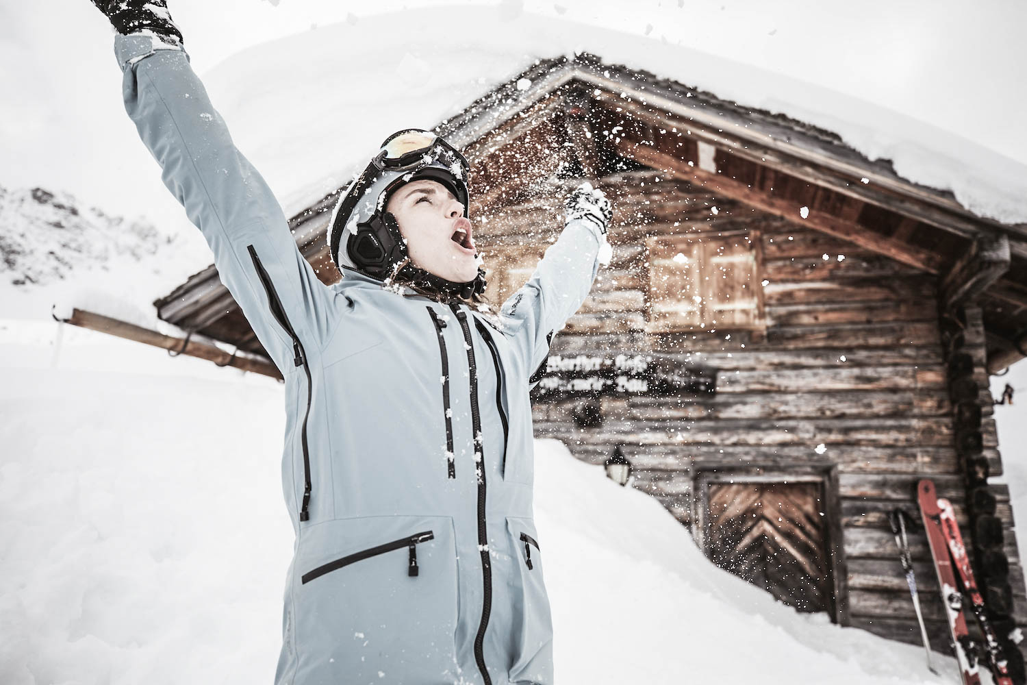 Frau wirft Schnee in die Luft