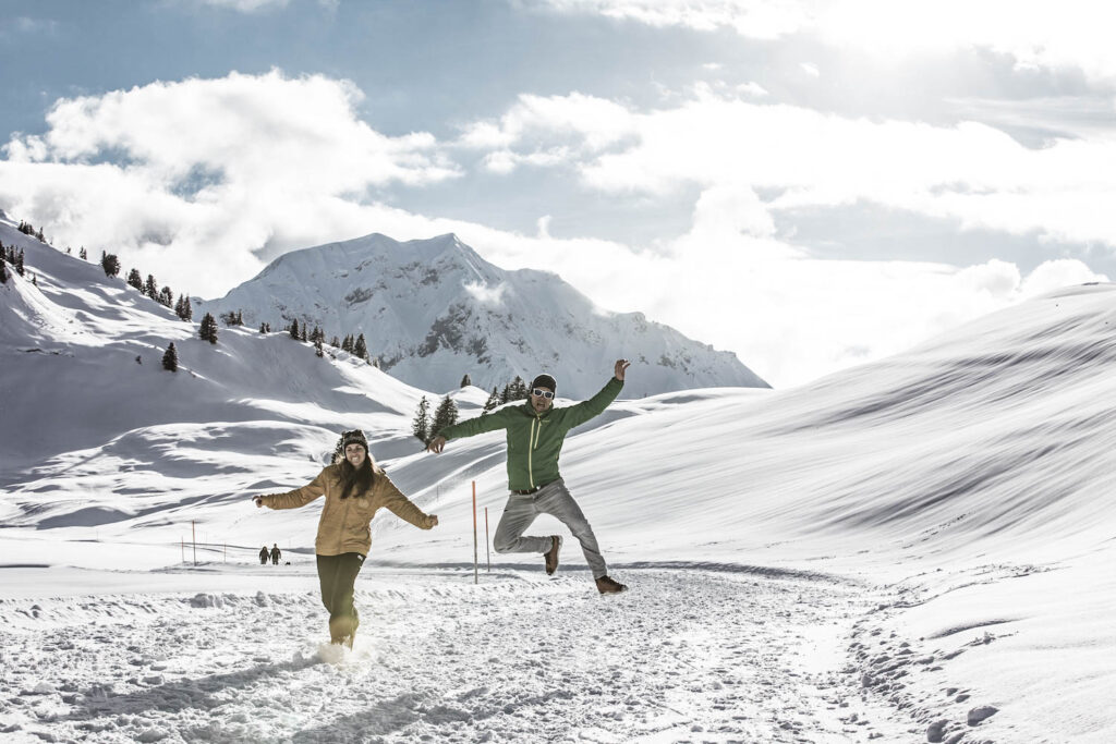Winterwanderer machen Luftsprünge | Winterurlaub für Genießer