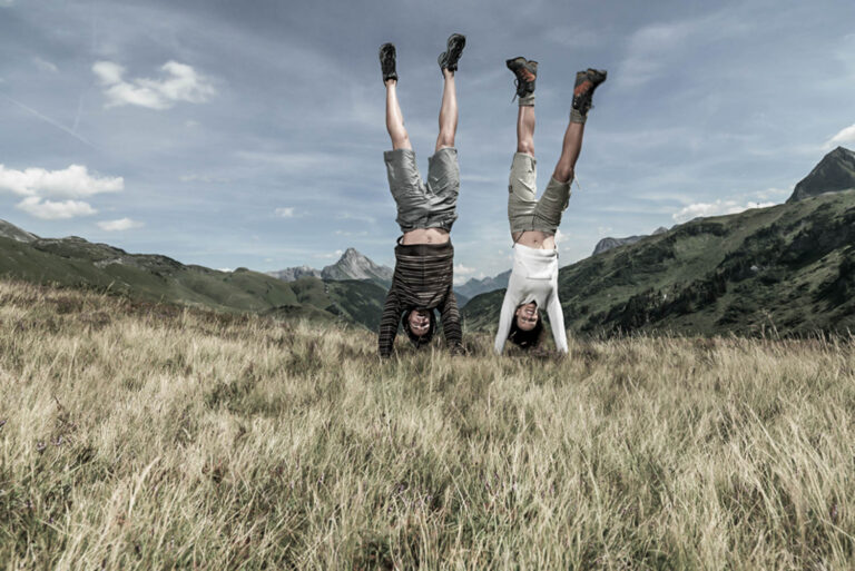 Wanderer machen Handstand | Wander im Bregenzerwald