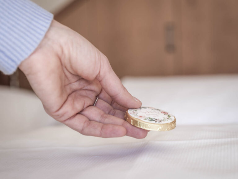Urlaubsfee legt Schoko aufs Bett | Chalet mieten