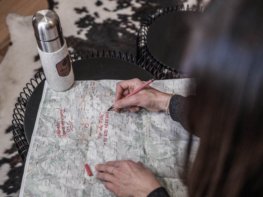 Urlaubsfee zeichnet Tipps in Wanderkarte ein | Premium Chalet-Urlaub