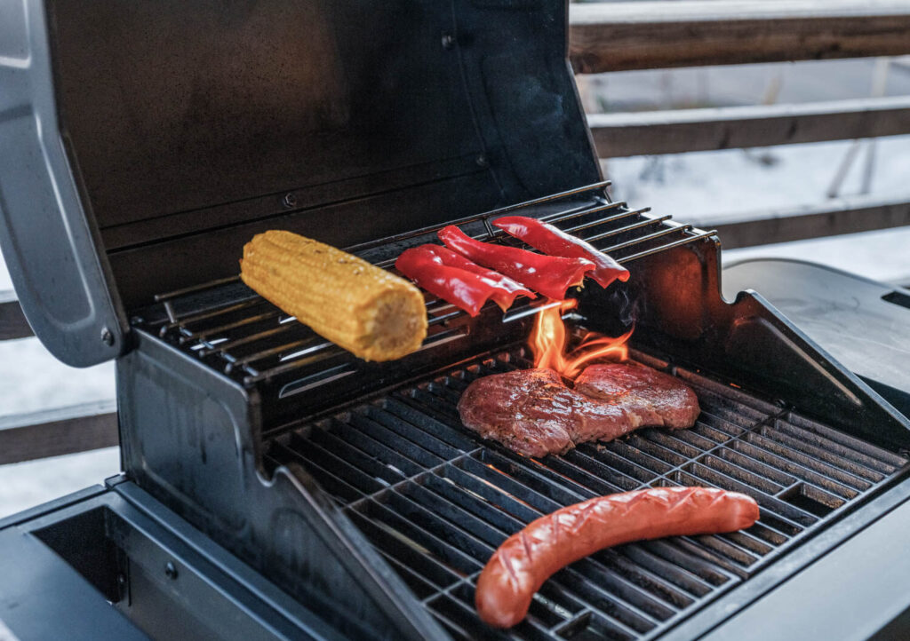 Fleisch und Wurst auf Grill