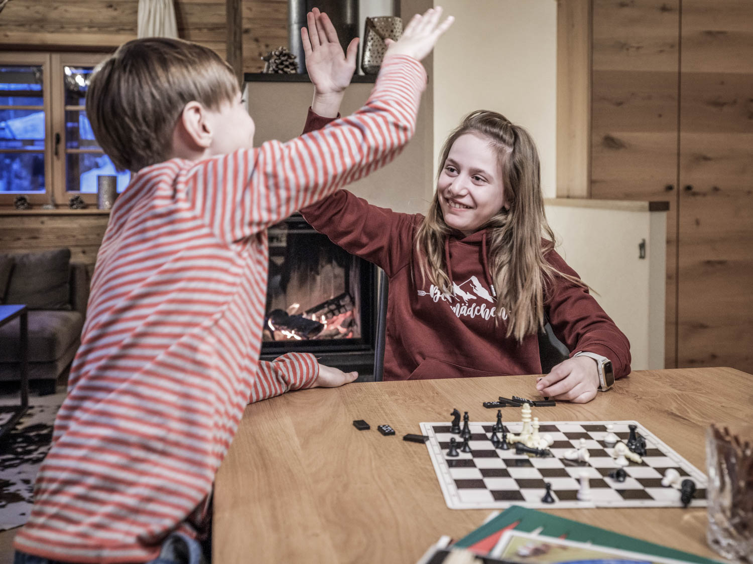 Kinder schlagen beim Spielen ein | Familien Urlaub Bregenzerwald