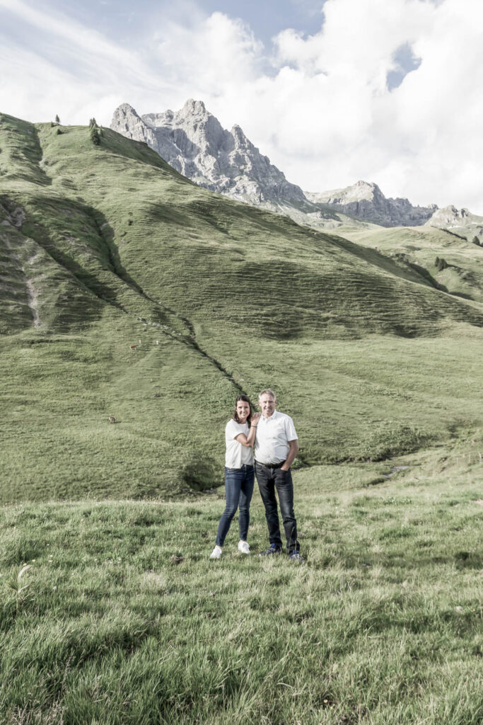 Vermieterpaar Michaela und Elmar auf grüner Wiese | Aadla Chalets