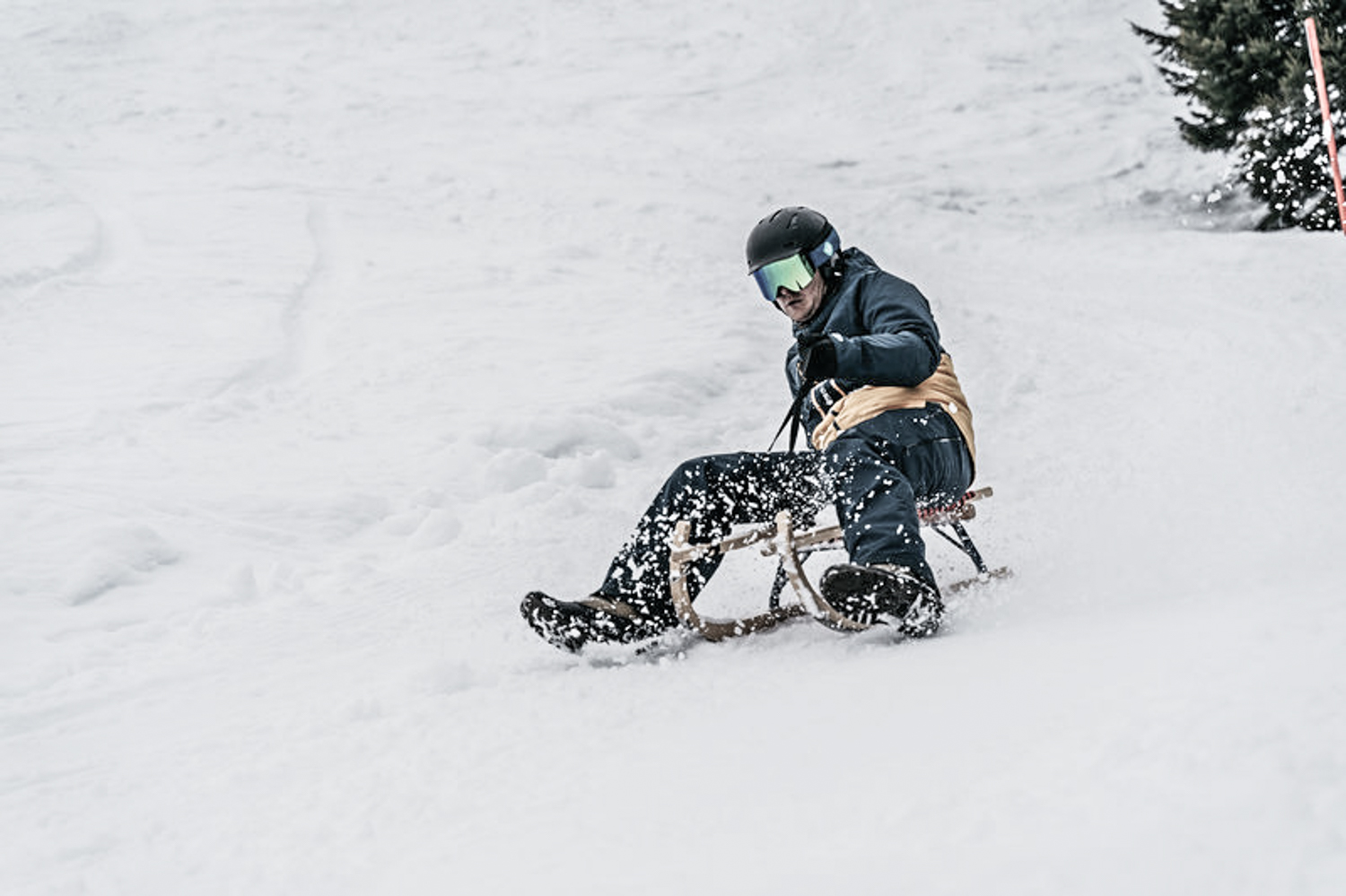 Rodler im Schnee | Winterurlaub für Genießer