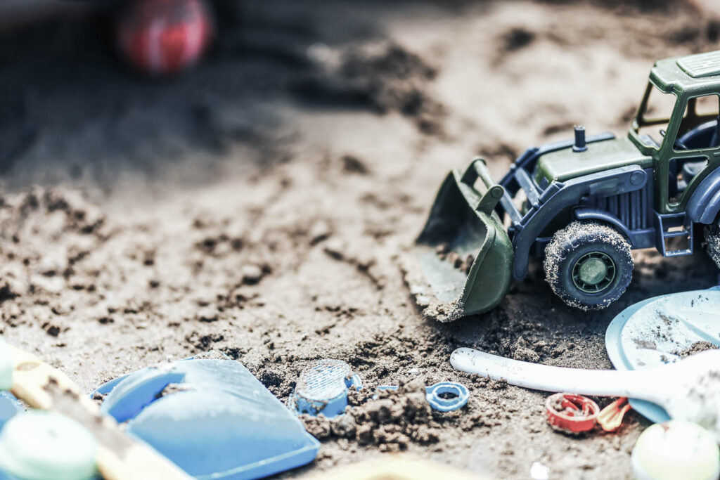 Spielzeut im Sand | Familien-Chaleturlaub in Schröcken