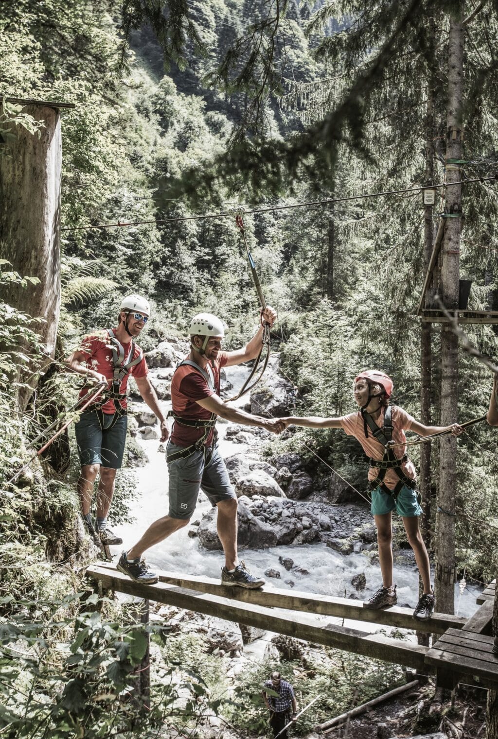 Familie im Parcour vom Abenteuerpark Schröcken | Sommerurlaub im Bregenzerwald