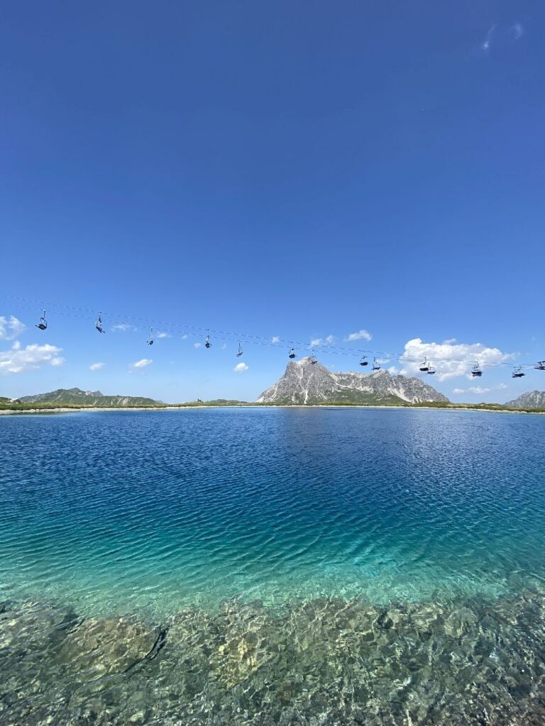 Türkisblauer Bergsee nähe den Aadla Walser-Chalets | Familiensommer