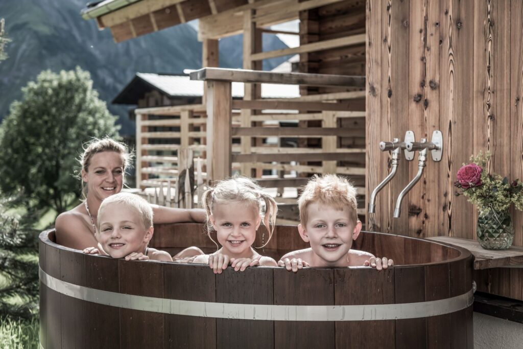 Badespaß im privaten Badezuber auf der Terrasse | Sommerurlaub mit Kindern