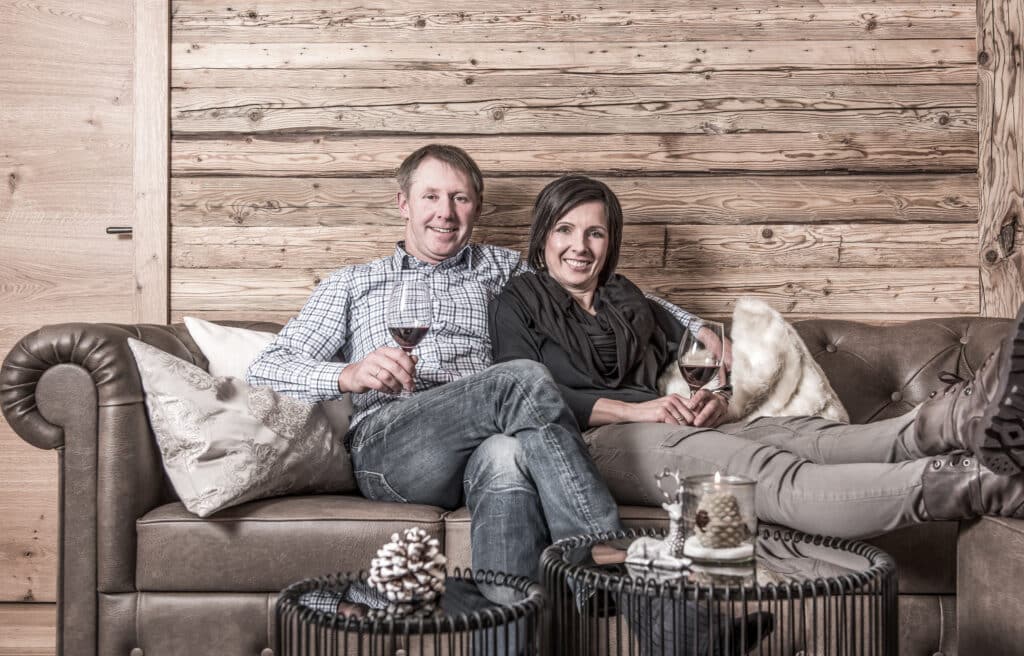 Gastgeber Michaela und Elmar Schwarzmann im heimeligen Chalet | Aadla Walser Chalets