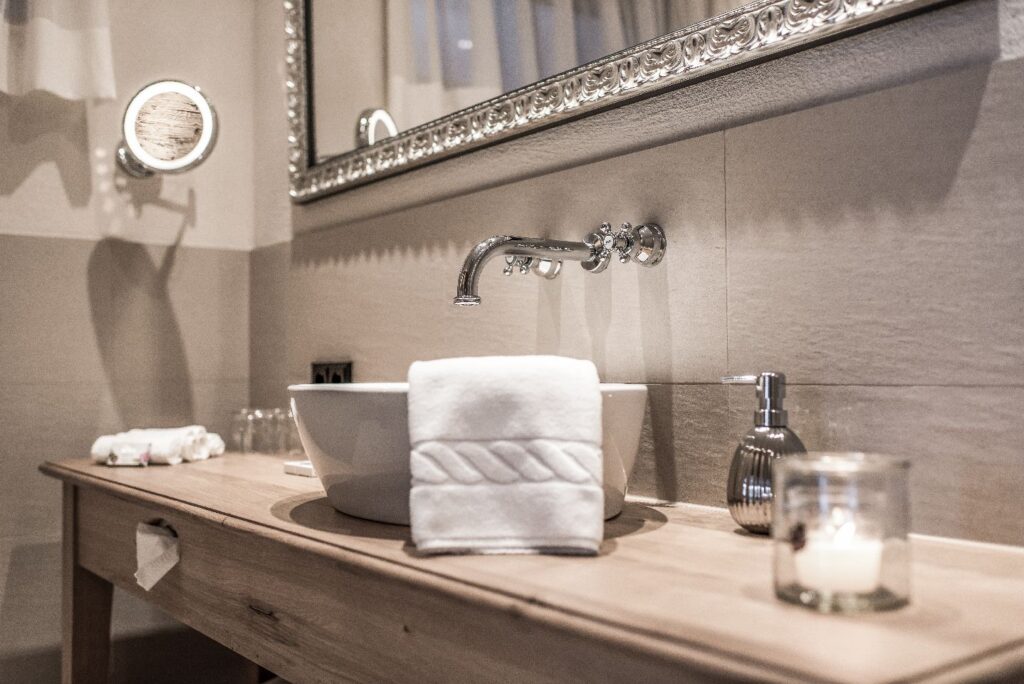 Edle Badezimmer mit barrierefreier Dusche