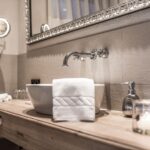 Edle Badezimmer mit barrierefreier Dusche
